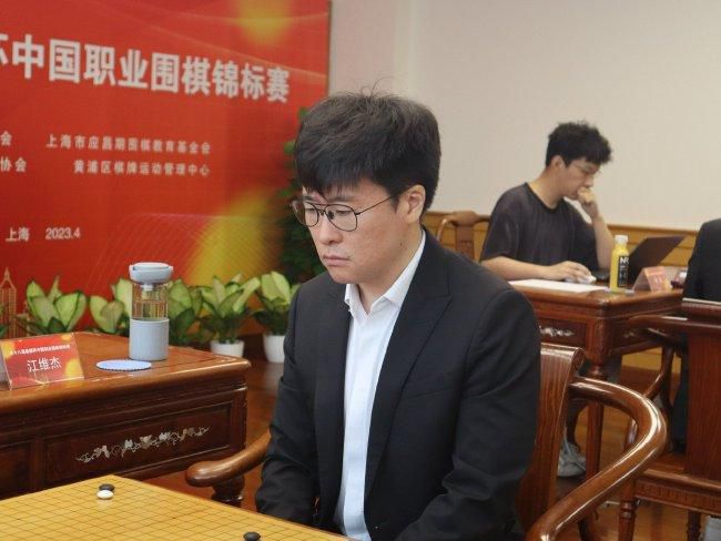 俗话说人死如灯灭，除了一副棺木和一块墓碑，其他的什么都没有了。